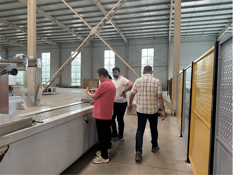Một khách hàng nước ngoài từ Maroc đã đến thăm công ty chúng tôi để tiến hành kiểm tra tại chỗ thiết bị đóng gói chân không thực phẩm của chúng tôi.