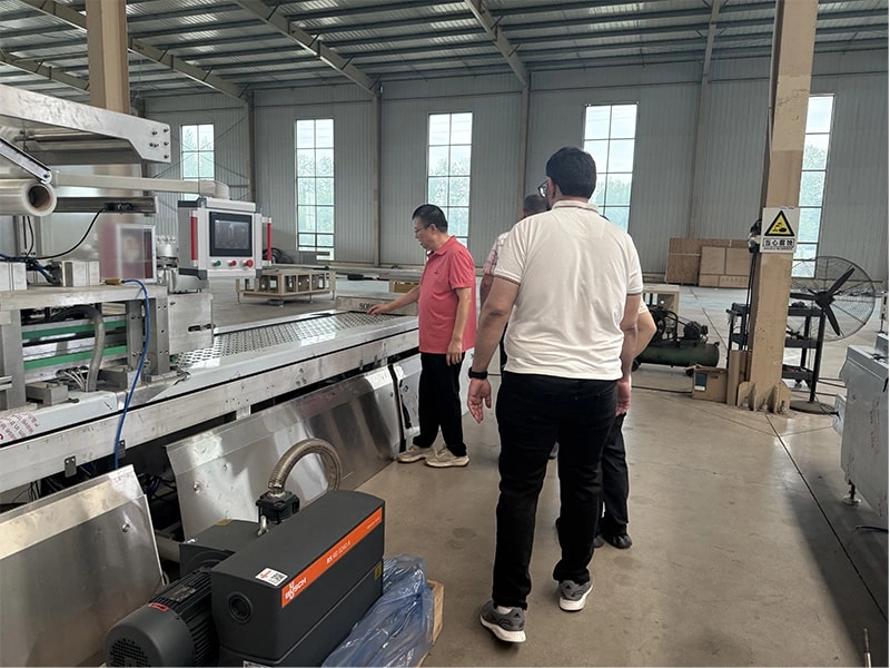 Một khách hàng nước ngoài từ Maroc đã đến thăm công ty chúng tôi để tiến hành kiểm tra tại chỗ thiết bị đóng gói chân không thực phẩm của chúng tôi.