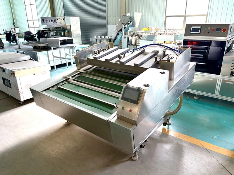 Tại sao ngày càng nhiều nhà sản xuất thực phẩm lại lựa chọn các giải pháp máy đóng gói chân không cuộn?